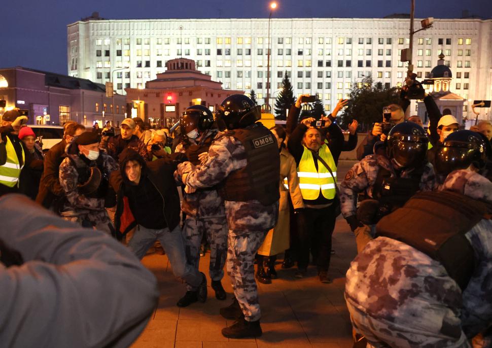Rusia se ridică! | Proteste în întreaga ţară împotriva războiului şi mobilizării | Se scandează "Putin în tranşee" 790844