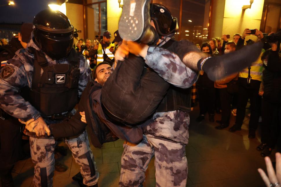 Rusia se ridică! | Proteste în întreaga ţară împotriva războiului şi mobilizării | Se scandează "Putin în tranşee" 790845