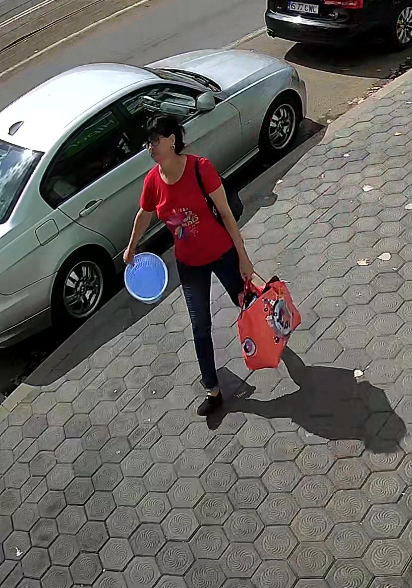 Femeie cu un coș de gunoi în mână, căutată de Poliție. Ar putea fi cheia în rezolvarea unui caz din Iași 790894