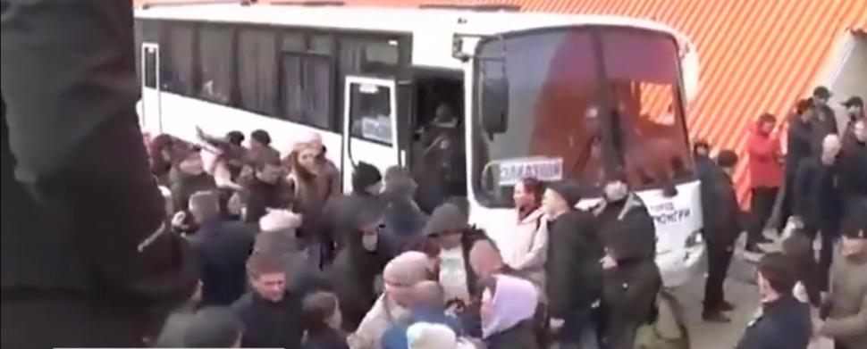 Primele imagini cu ruşii mobilizaţi de Putin la război. Soţiile şi copiii plâng 790995