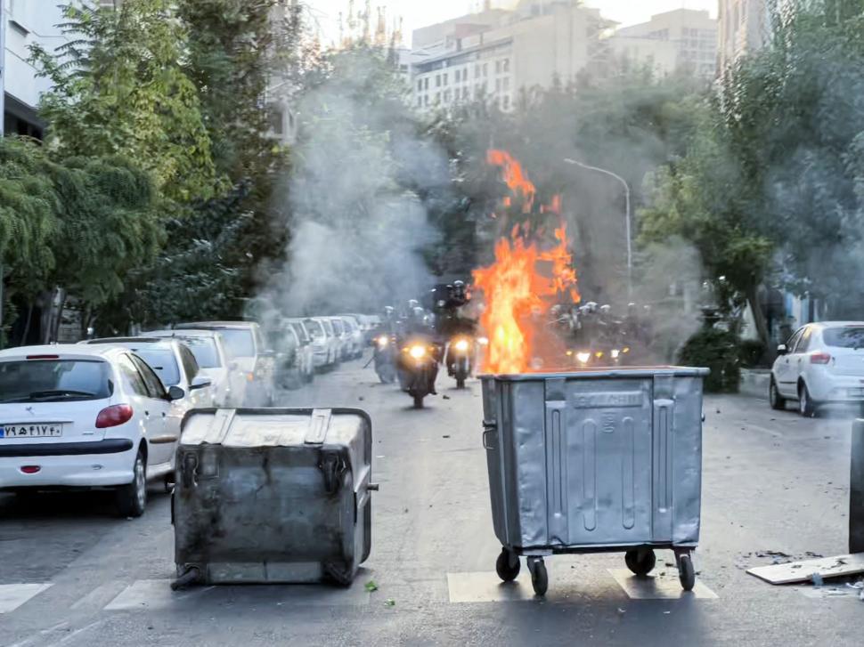 Proteste violente în Iran generate de moartea tinerei Mahsa Amini. Doi membri ai miliției Basij au fost ucişi 791006