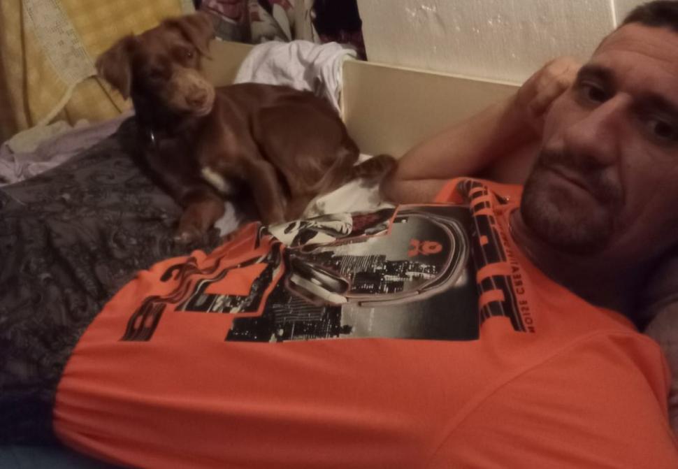 Marius a plecat la muncă în Italia, dar acum doarme pe străzi cu câinele. "L-a găsit la gunoi, cu o lăbuţă ruptă" 790972