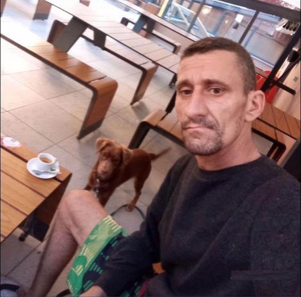 Marius a plecat la muncă în Italia, dar acum doarme pe străzi cu câinele. "L-a găsit la gunoi, cu o lăbuţă ruptă" 790973