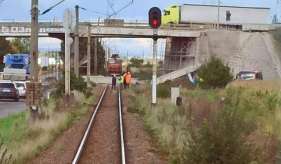 Un pod din Brașov a căzut peste calea ferată în timp ce se lucra la el | Traficul feroviar este blocat 791028