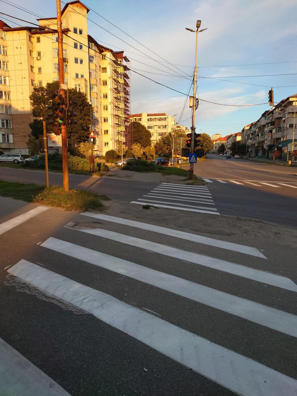 Trecere de pietoni care se oprește în stâlp, proaspăt vopsită pe o stradă din Slatina. Imaginile au stârnit glume și ironii pe internet 790976