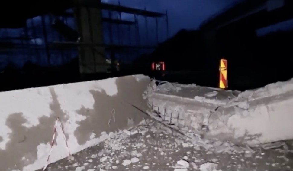 Grindă de beton, desprinsă de la un pasaj rutier, căzută pe calea ferată, în Brașov. Un tren de călători a rămas blocat pe șine