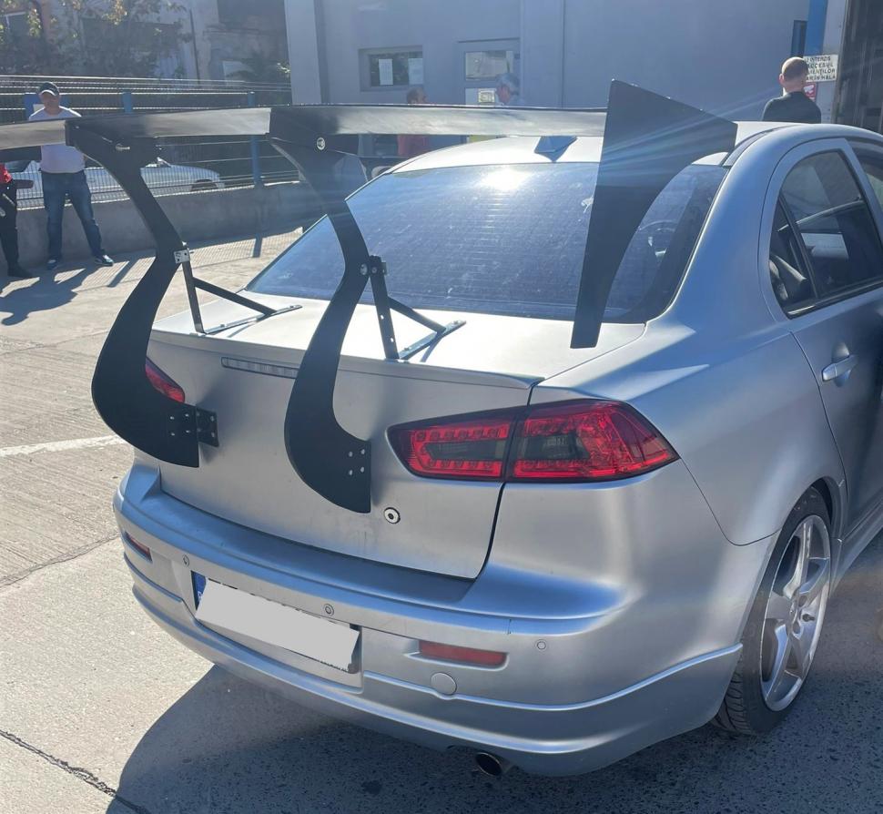 Inginerii RAR Tulcea au rămas fără cuvinte când au văzut elementul improvizat din cornier și colțare de pe maşina unui şofer 791137