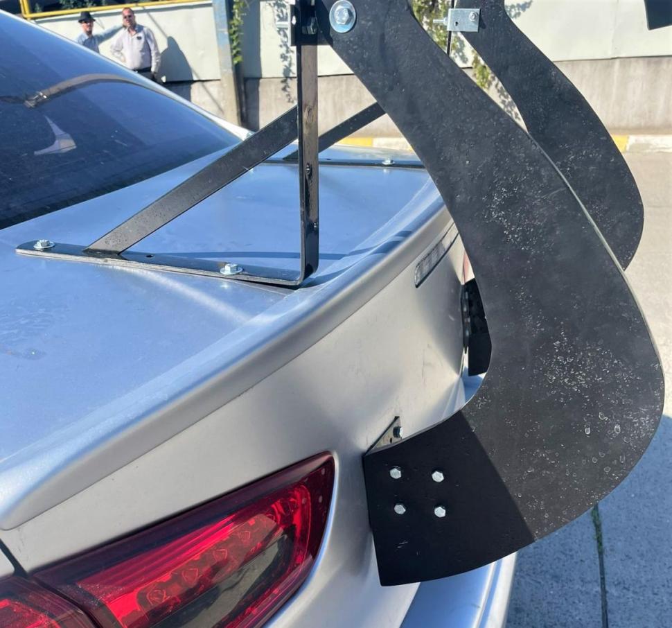 Inginerii RAR Tulcea au rămas fără cuvinte când au văzut elementul improvizat din cornier și colțare de pe maşina unui şofer 791139