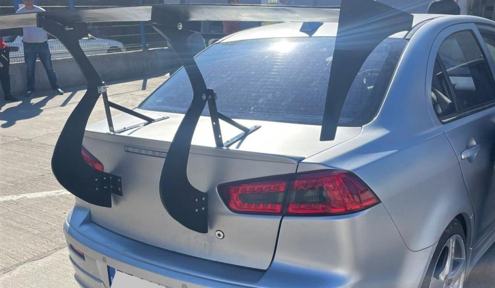 Pozele RAR cu maşina cu improvizaţie din Tulcea, virale pe internet. "A venit cu aşa ceva? Aurel Vlaicu ar fi invidios!" 791154