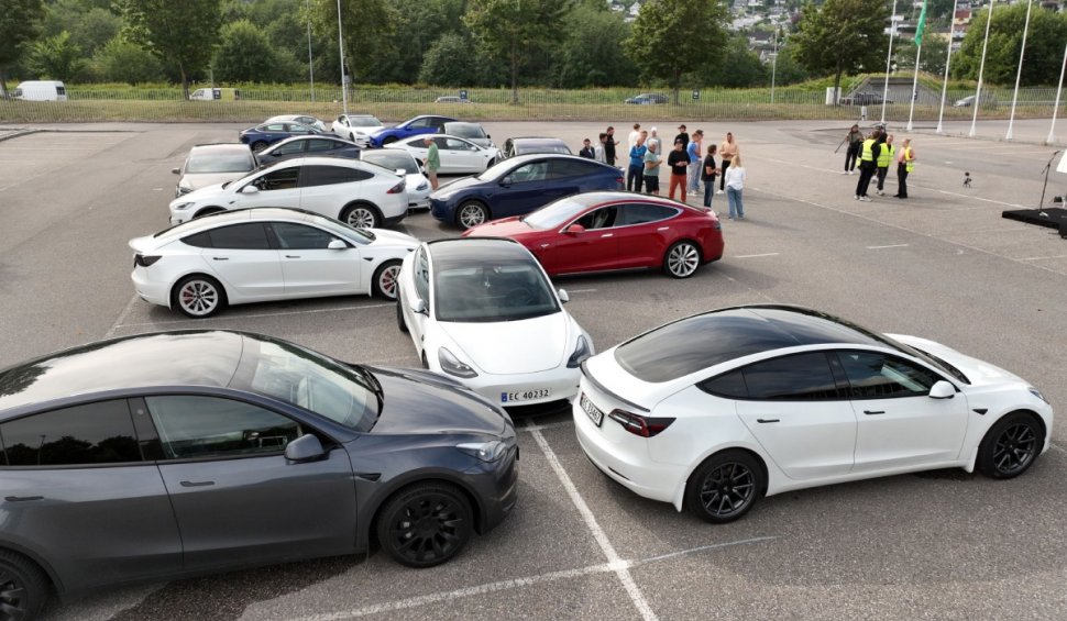 Tesla recheamă în service peste 1 milion de mașini. Probleme la sistemul automat de protecție