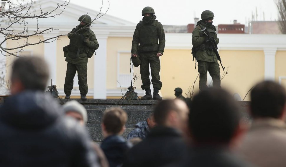 Cum se desfășoară referendumul în Ucraina. Soldații înarmați merg din ușă în ușă pentru a obține voturi 