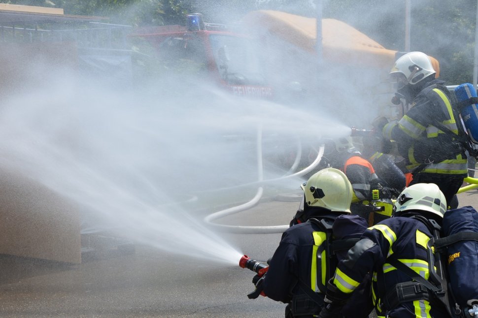 Incendiu într-un parc industrial din Cluj-Napoca. Două victime au ajuns la spital 