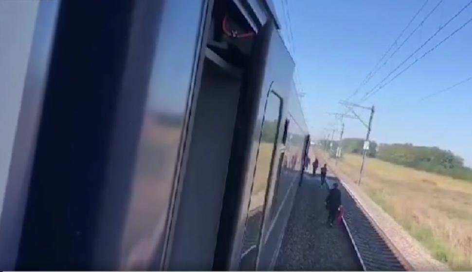 Panică într-un tren de călători care a luat foc. Oamenii, coborâţi în câmp pe ruta Bucureşti - Constanţa