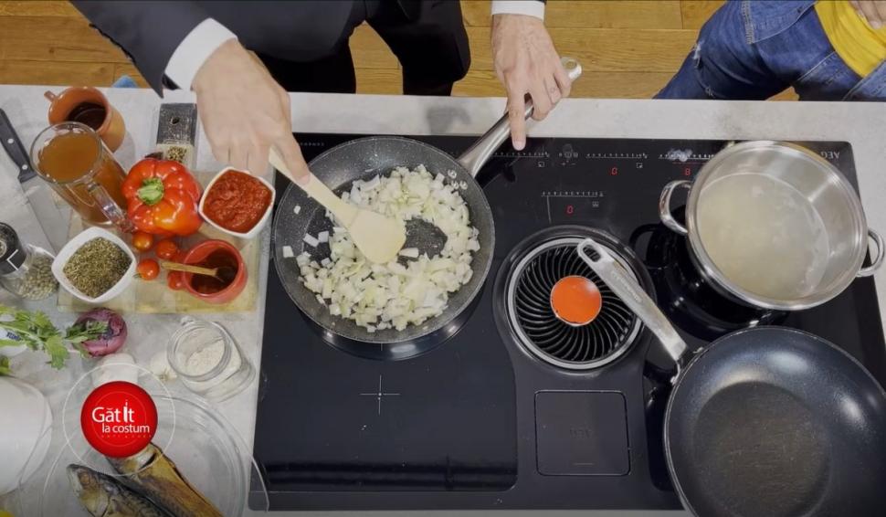 Orez cu sos de peşte afumat, reţeta preferată a lui Kamara, în ediţia 3 "Gătit la costum", sezonul 3. O cină ideală pentru o masă în familie 791184