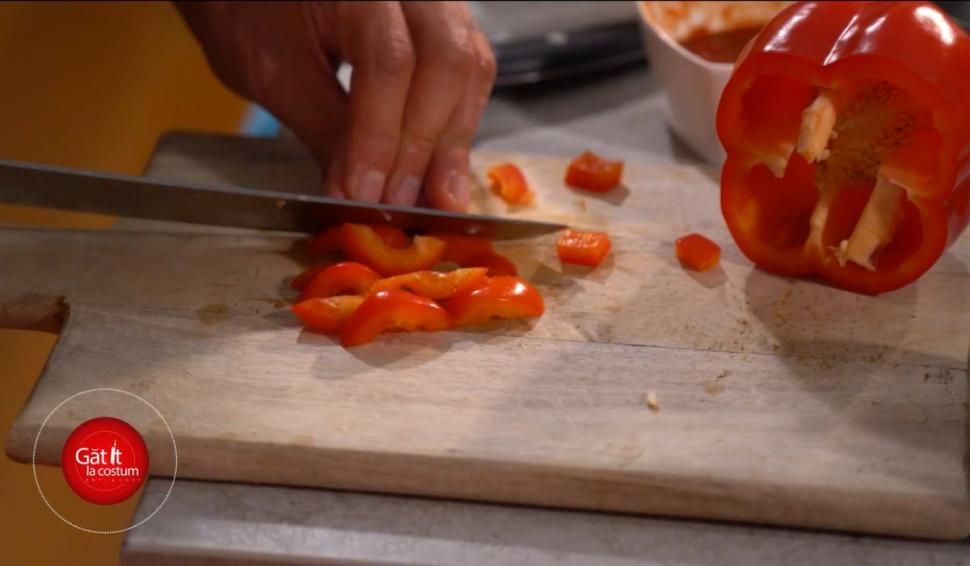 Orez cu sos de peşte afumat, reţeta preferată a lui Kamara, în ediţia 3 "Gătit la costum", sezonul 3. O cină ideală pentru o masă în familie 791185