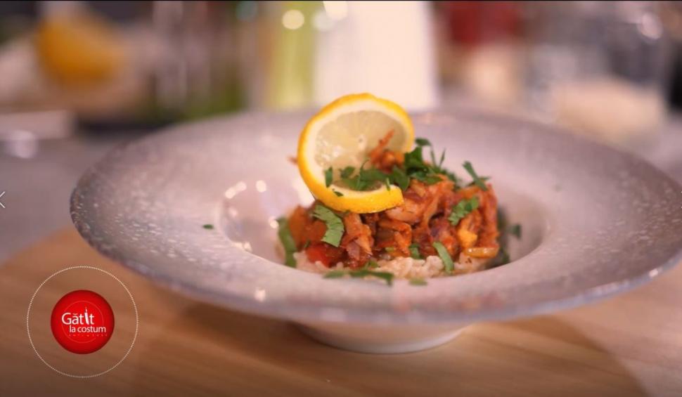 Orez cu sos de peşte afumat, reţeta preferată a lui Kamara, în ediţia 3 "Gătit la costum", sezonul 3. O cină ideală pentru o masă în familie 791187