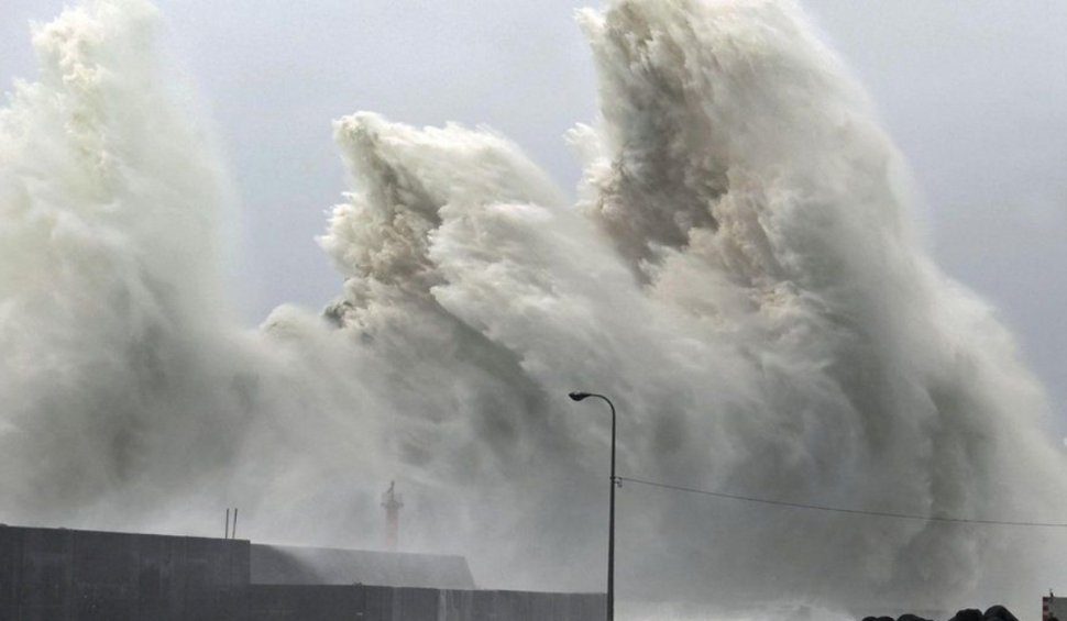 Un taifun a lovit Japonia. Doi morţi şi zeci de mii de gospodării în beznă