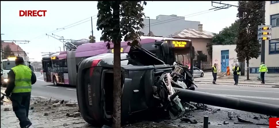 Imagini cu momentul în care un tânăr intră cu 180 km/h într-un stâlp din centrul orașului Cluj-Napoca 791376