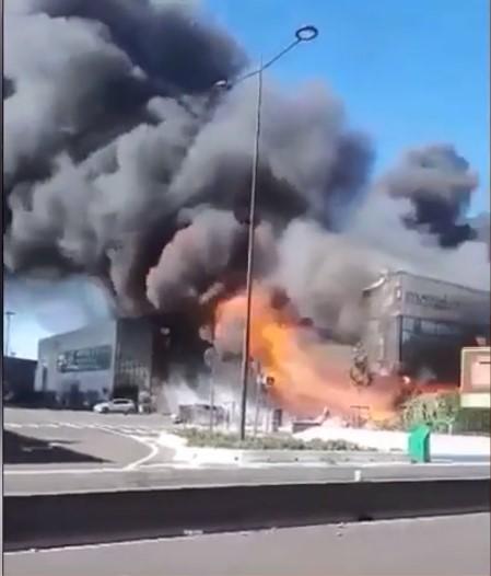 Incendiu uriaş la cea mai mare piaţă din Paris, de lângă aeroportul Orly 791379