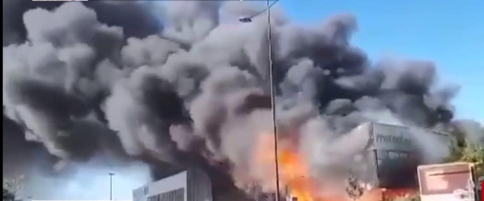 Incendiu uriaş la cea mai mare piaţă din Paris, de lângă aeroportul Orly 791380
