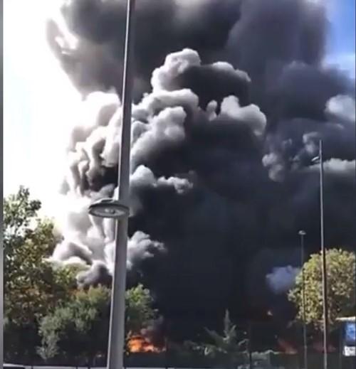 Incendiu uriaş la cea mai mare piaţă din Paris, de lângă aeroportul Orly 791381