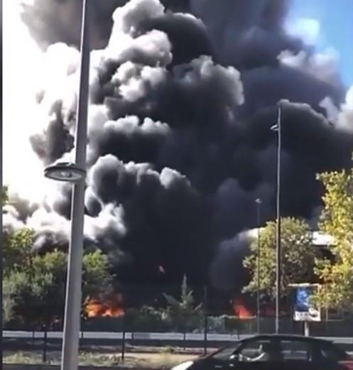Incendiu uriaş la cea mai mare piaţă din Paris, de lângă aeroportul Orly 791382