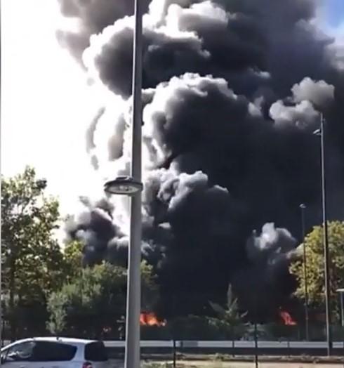 Incendiu uriaş la cea mai mare piaţă din Paris, de lângă aeroportul Orly 791383