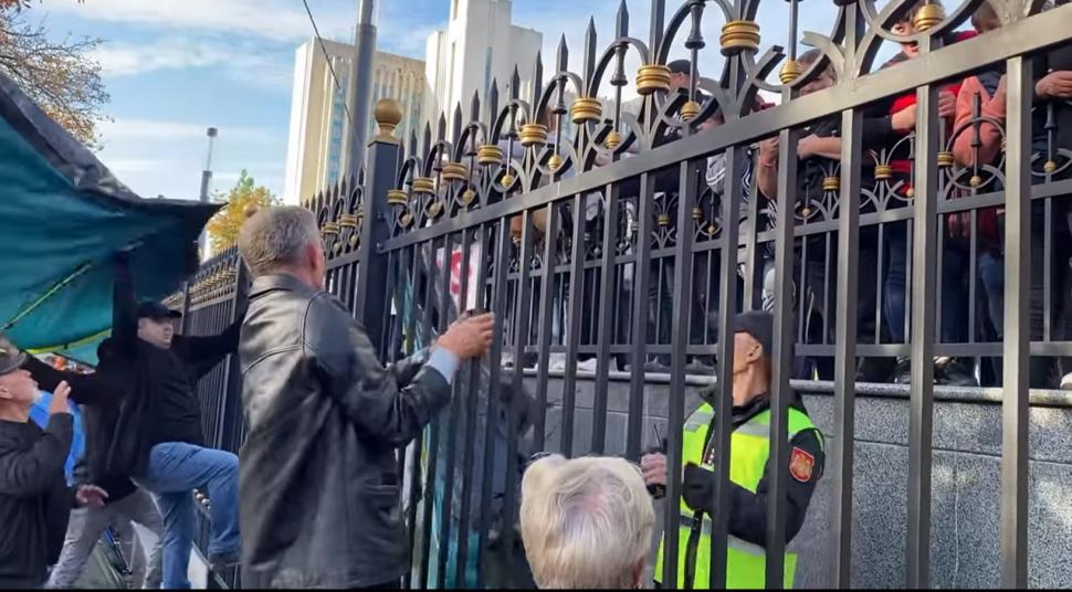 Tensiuni la Chișinău. Pro-rușii adunați de partidul fugarului Ilan Șor au cerut demisia guvernului și a președintei Maia Sandu 791434