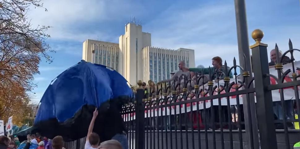 Tensiuni la Chișinău. Pro-rușii adunați de partidul fugarului Ilan Șor au cerut demisia guvernului și a președintei Maia Sandu 791435