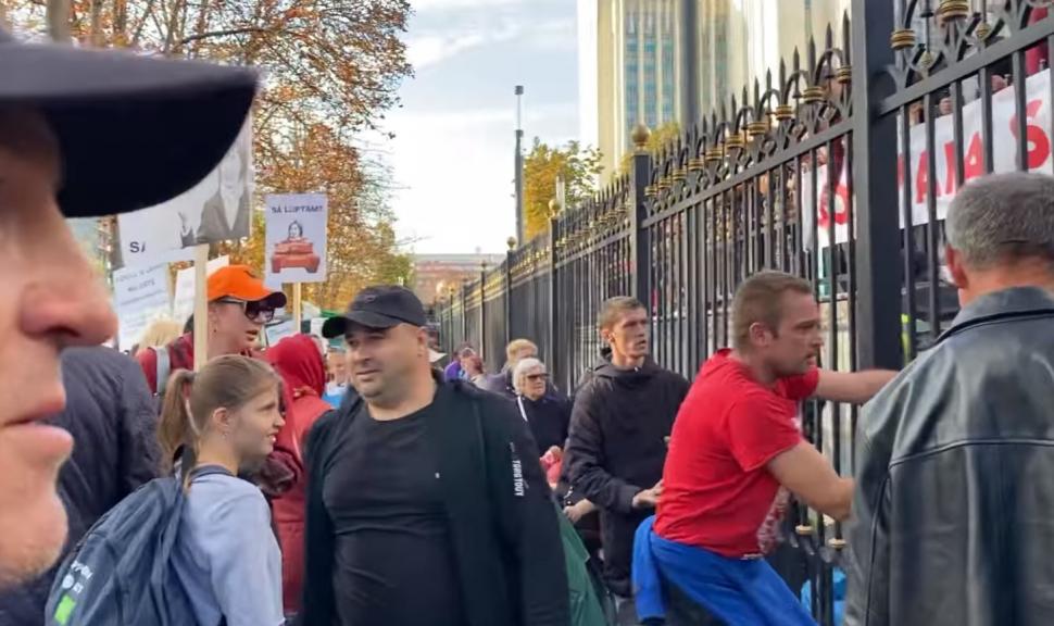 Tensiuni la Chișinău. Pro-rușii adunați de partidul fugarului Ilan Șor au cerut demisia guvernului și a președintei Maia Sandu 791436