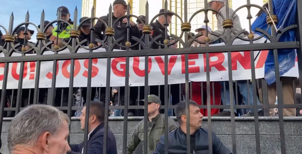 Tensiuni la Chișinău. Pro-rușii adunați de partidul fugarului Ilan Șor au cerut demisia guvernului și a președintei Maia Sandu 791437