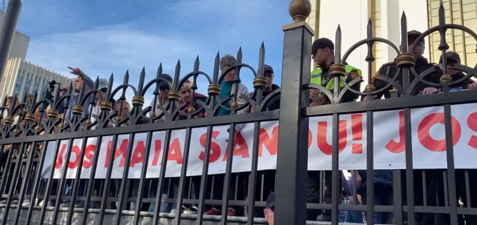 Tensiuni la Chișinău. Pro-rușii adunați de partidul fugarului Ilan Șor au cerut demisia guvernului și a președintei Maia Sandu 791438