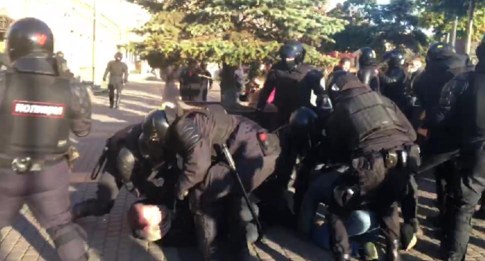 Rusia îşi strigă revolta | Vladimir Putin vrea să introducă legea marțială 791391