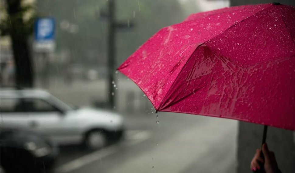 Alertă meteo de la ANM. Ploi torenţiale şi descărcări electrice în mai multe judeţe din ţară