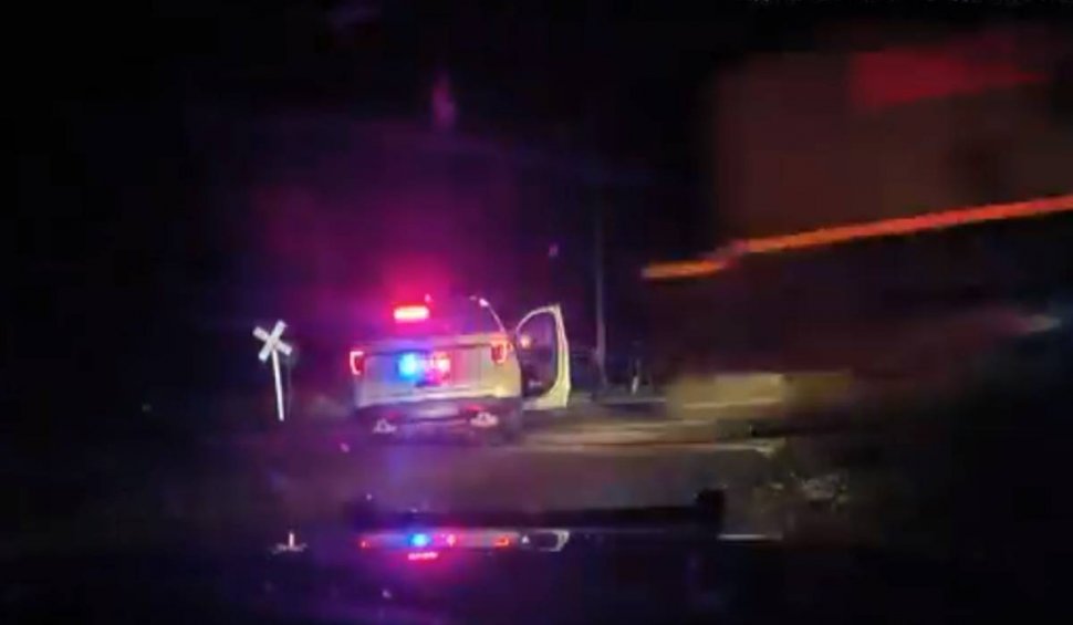 O femeie a ajuns la spital după ce maşina de poliţie în care se afla a fost lovită de tren, în Colorado
