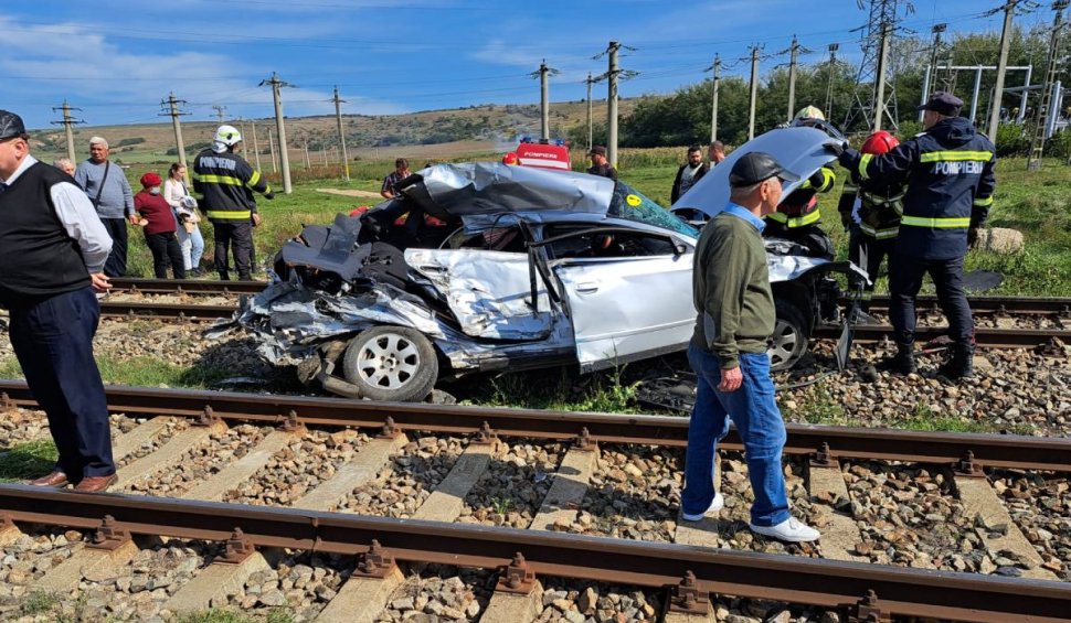 Maşina condusă de o şoferiţă începătoare, spulberată de un tren în Roşieşti, Vaslui