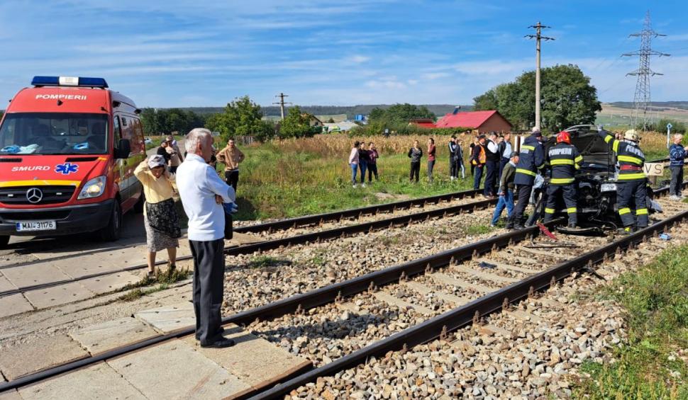 Maşina condusă de o şoferiţă începătoare, spulberată de un tren în Roşieşti, Vaslui 791514