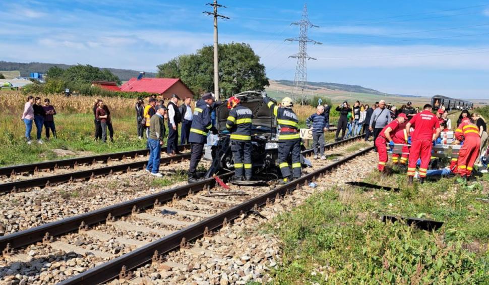 Maşina condusă de o şoferiţă începătoare, spulberată de un tren în Roşieşti, Vaslui 791515