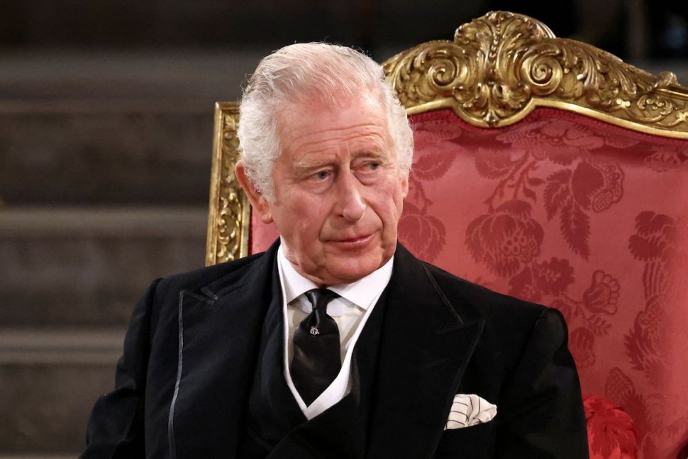 Regele Charles vrea s-o concedieze pe cea mai apropiată prietenă a reginei Elisabeta a II-a