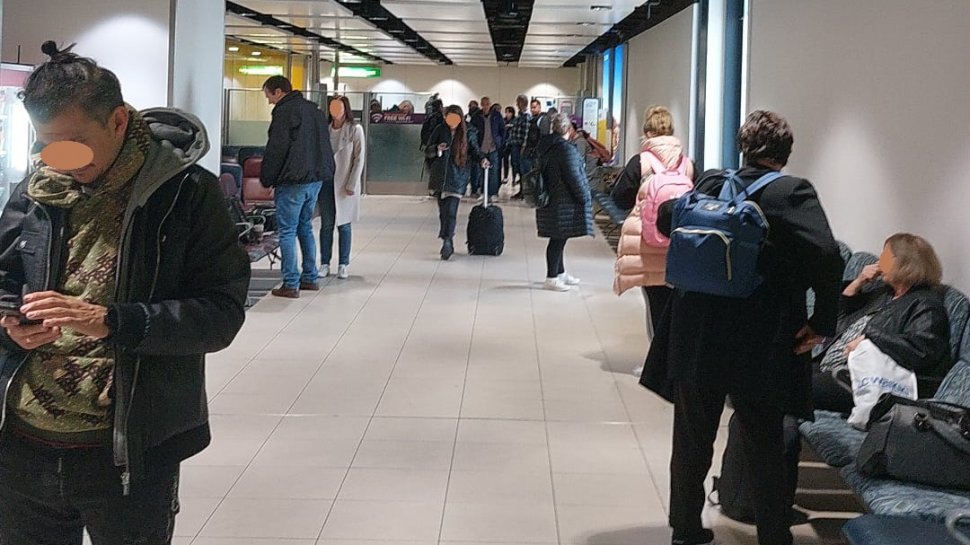 Români blocați de două zile pe Aeroportul Londra Gatwick: "Nu vine nimeni sa vorbească cu noi. Nu putem face nimic!"