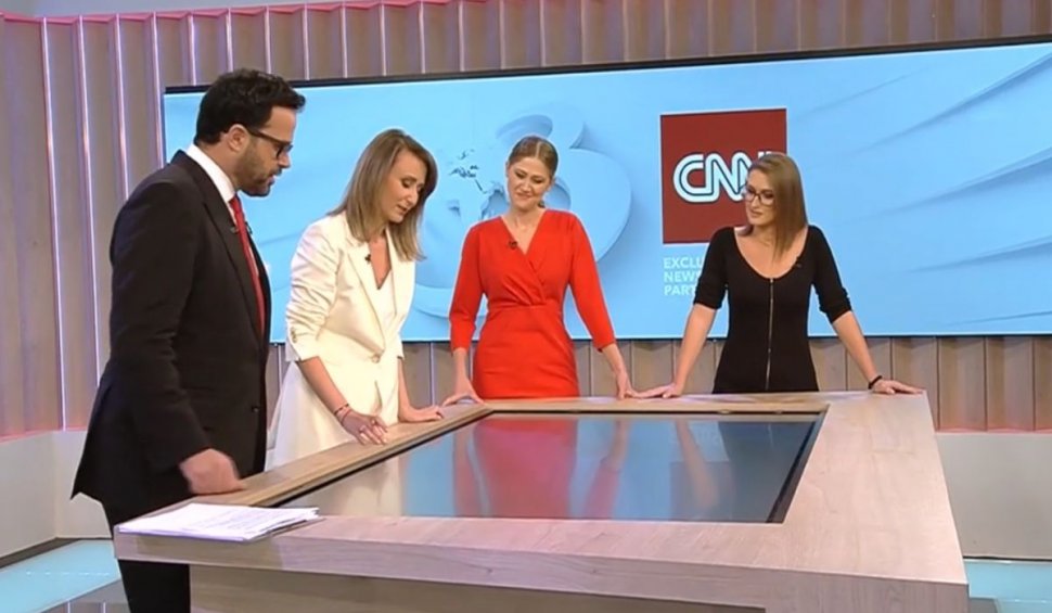 Cum funcţionează Smartdesk, masa inteligentă folosită în emisiunea Decisiv de la Antena 3 CNN