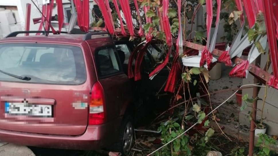 Un şofer a intrat cu maşina într-o casă din judeţul Giurgiu! Trei oameni au fost răniţi