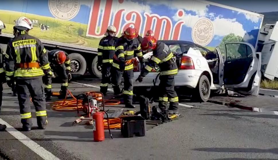 Accident mortal între două mașini și un TIR, la Târgu Mureș. Două persoane au murit 791902