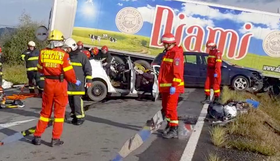 Accident mortal între două mașini și un TIR, la Târgu Mureș. Două persoane au murit 791903