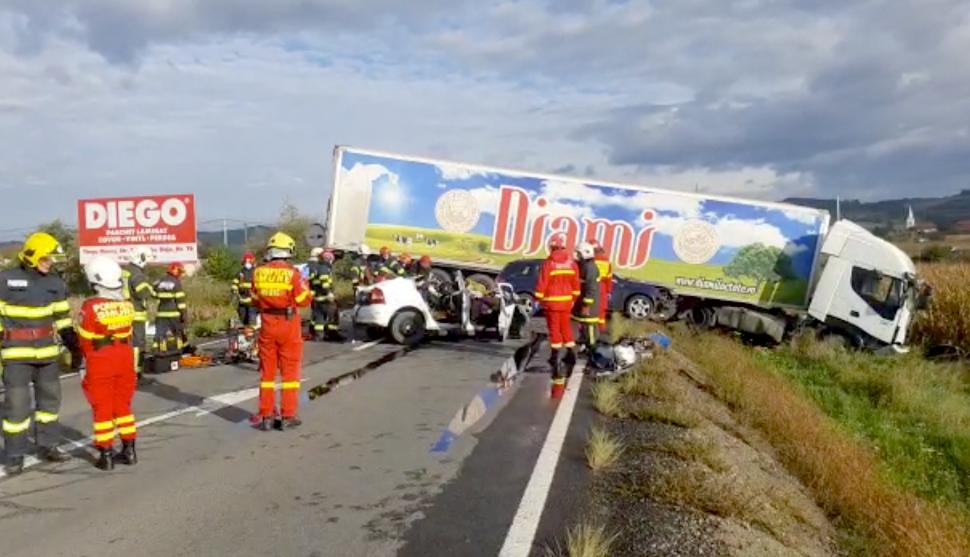 Accident mortal între două mașini și un TIR, la Târgu Mureș. Două persoane au murit 791904