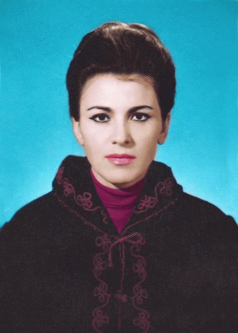 Recunoşti adolescenta din imagine? Azi e o "regină" a muzicii din România şi a cochetat cu politica 791739