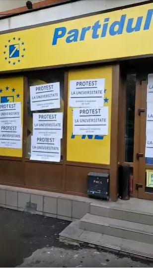 Afișe cu protestul AUR, lipite pe geamurile sediului PNL. Liberalii: "Am depus plângere la poliție, vinovații vor fi găsiți" 791922