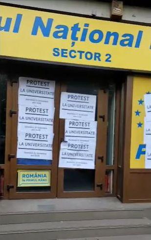 Afișe cu protestul AUR, lipite pe geamurile sediului PNL. Liberalii: "Am depus plângere la poliție, vinovații vor fi găsiți" 791923