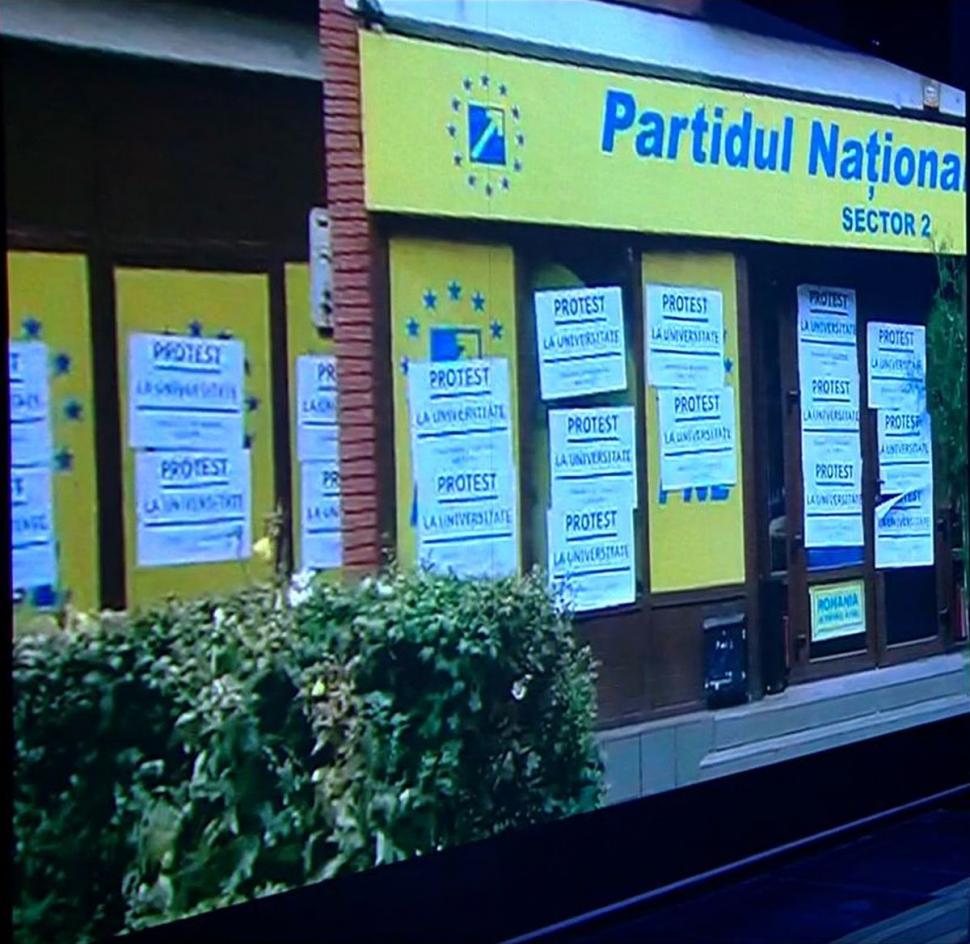 Afișe cu protestul AUR, lipite pe geamurile sediului PNL. Liberalii: "Am depus plângere la poliție, vinovații vor fi găsiți" 791924