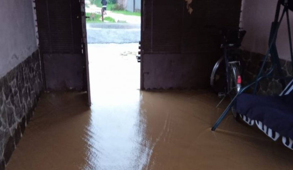 Zeci de case, distruse de inundaţii | Furtunile puternice au lovit patru judeţe din ţară
